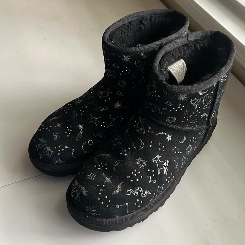 Ugg mini boots zodiacs size 8